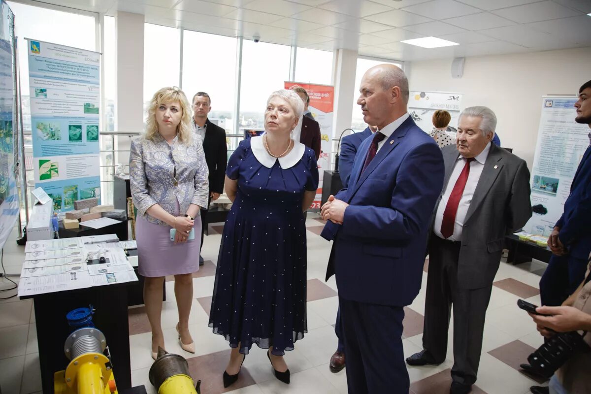 Инженерная школа открылась в севастополе. Министр образования белгородской области фото. Посетил министр образования. Инженерная школа севастополь. Ноц "криология".