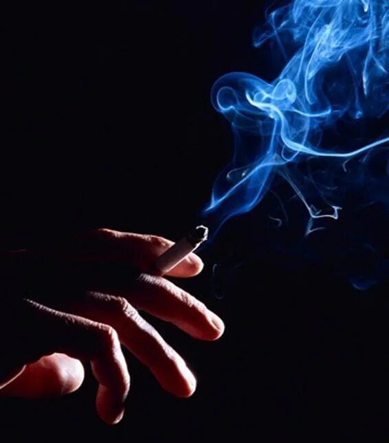 Парень в темноте. Сигарета в руке ночью. Курящая девушка в темноте. Сигарета во тьме. Парень курит в темноте.