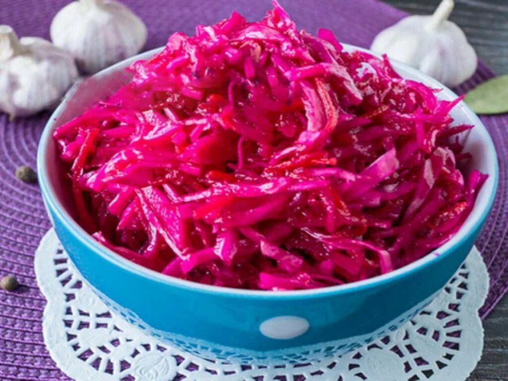 Капуста крупными кусками со свеклой быстрого приготовления. Капуста провансаль со свеклой. капуста по корейски со свеклой. капуста со свёклой маринованная быстрого приготовления. квашеная капуста со свеклой.