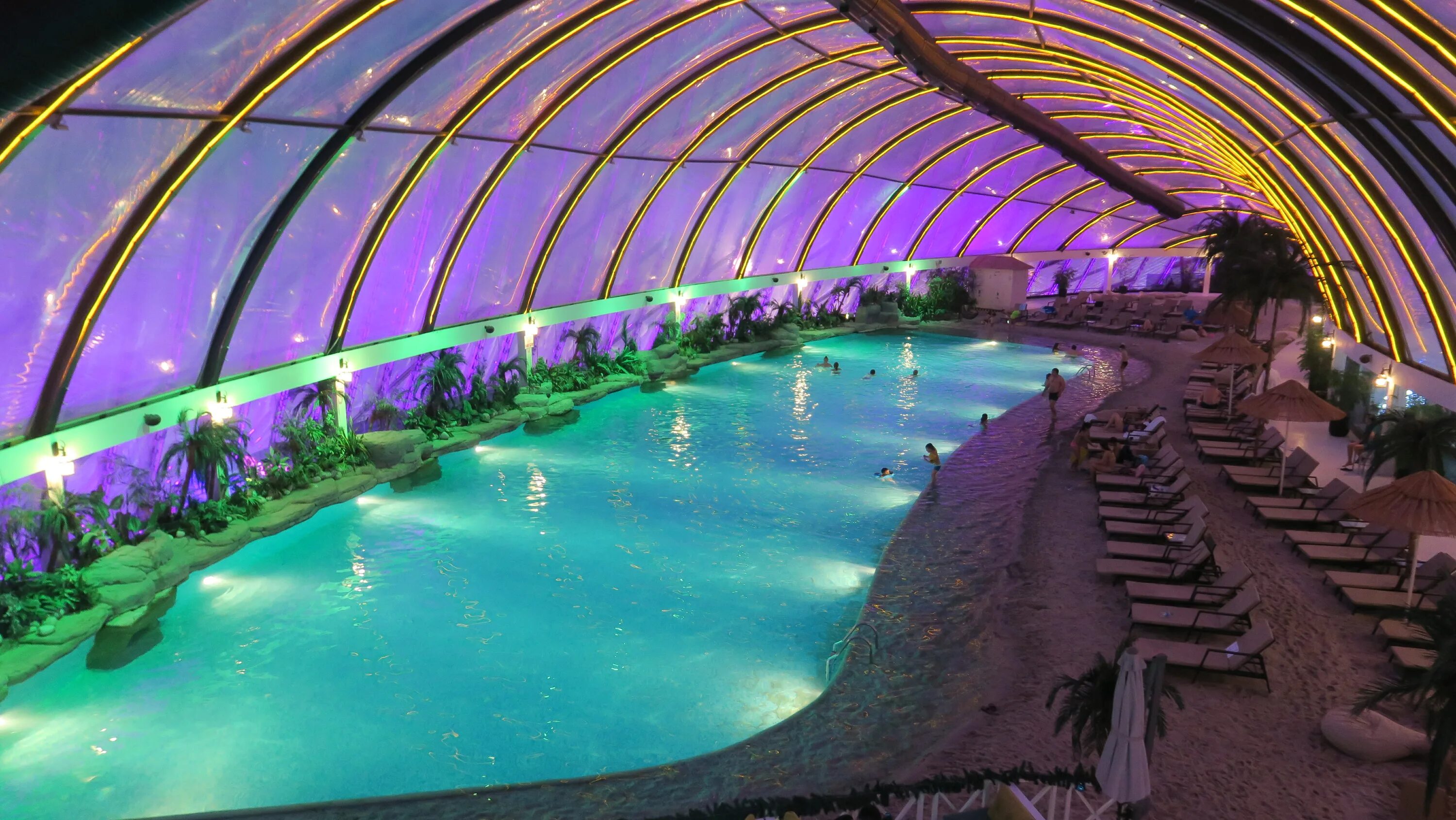 Пляж в астане в хан шатыре. Хан шатыр астана пляж. Хан шатыр пляж. Хан шатыр аквапарк. Хан шатыр астана бассейн.