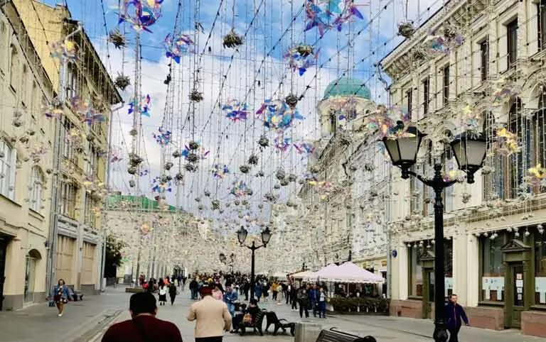 Не трать Не трать своё время на лишних людей. Они отравляют и тащат нас в бездну