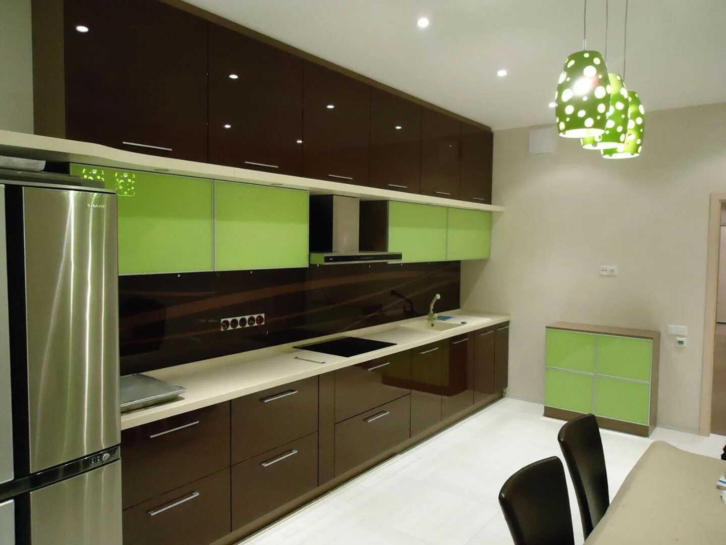 Мебель на заказ саратов. Кухня в зелено коричневых тонах. Кухня в салатовом цвете. Современные кухонные гарнитуры. Кухня зеленого цвета.