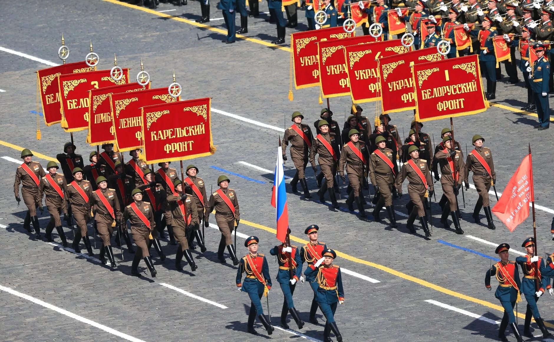 Парад победы в великой отечественной. Штандарты фронтов на параде Победы. Штандарты фронтов на параде Победы 1945. Парад Победы знамена фронтов. Парад 2022 в Москве.