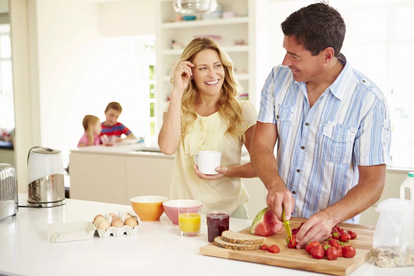 Been preparing. Семья на кухне. Мужчина и женщина завтракают. Счастливая семья на кухне. Семья кухня обед.