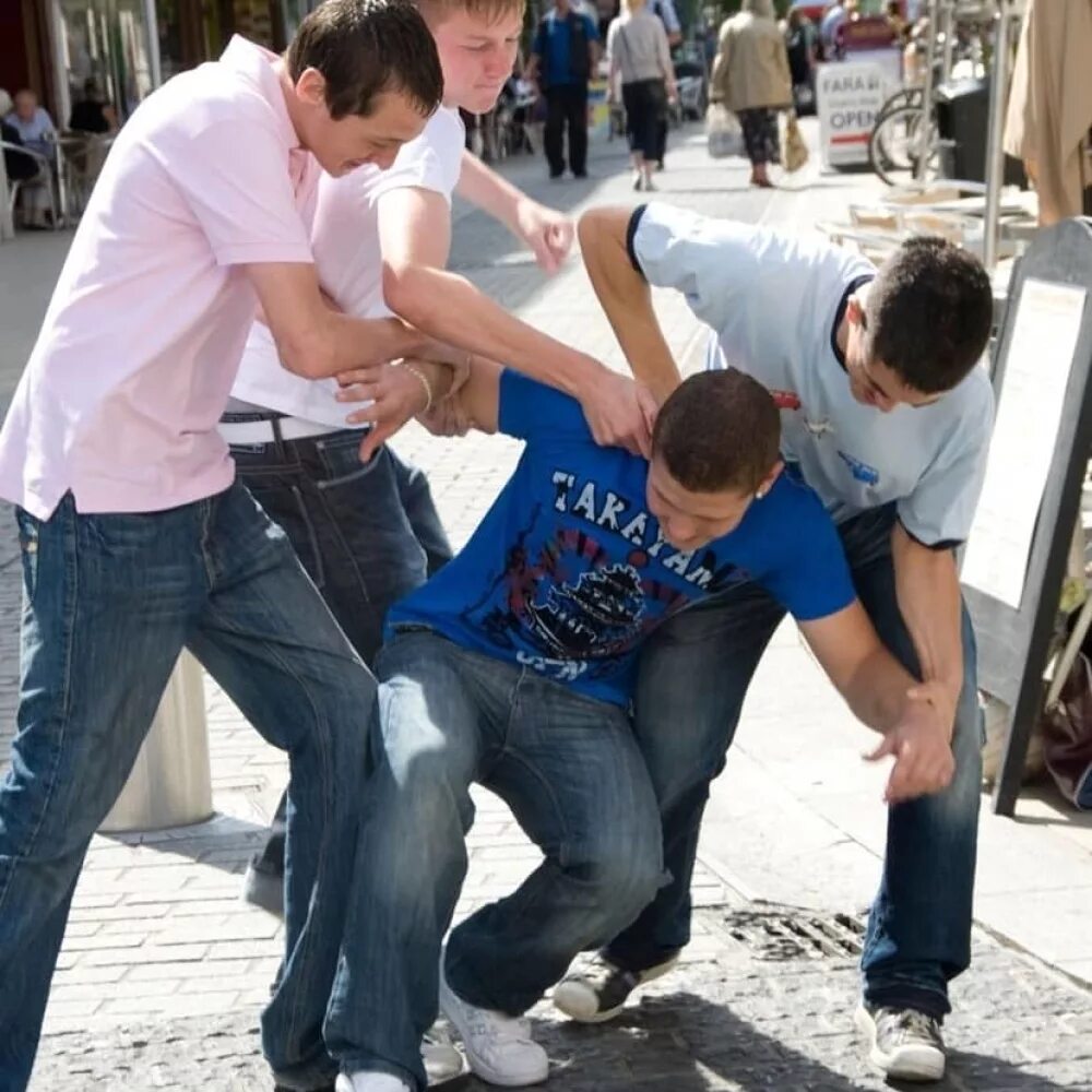 Три человека бьют одного. Человека бьют толпой. Человека бьют толпой. Человека бьют толпой. Молодёжная приступность.