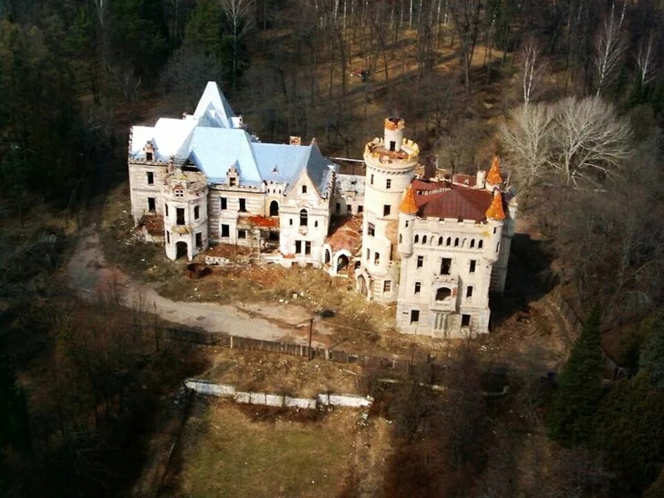 Заброшенный замок в муромцеве. Усадьба Храповицкого Владимирская область. Судогда усадьба Храповицкого. Усадьба Храповицкого в Муромцево. Усадьба графа Храповицкого.