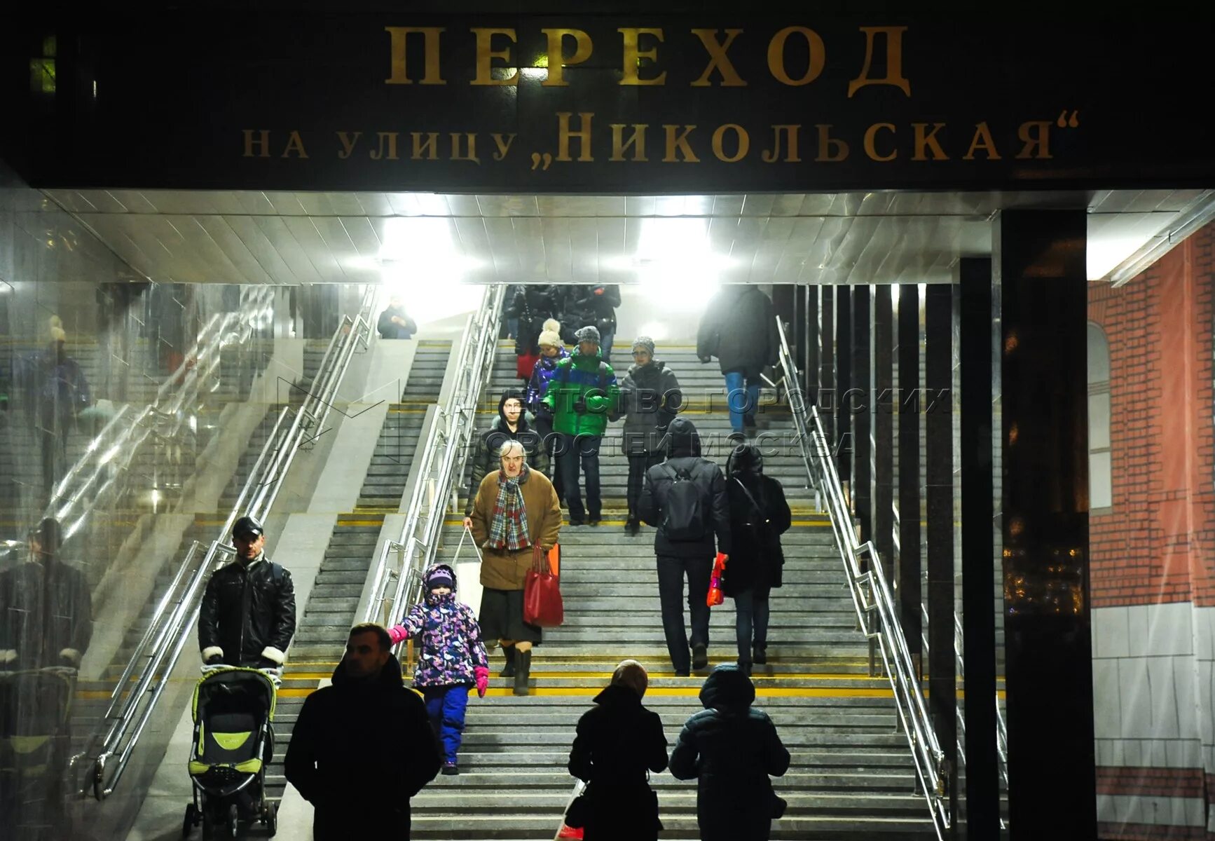 Никольская станция метро. Переход с Никольской улицы на площадь революции. Переход с ул. Никольской на площадь революции метро. Никольская станция метро Москва. Переход на новую форму