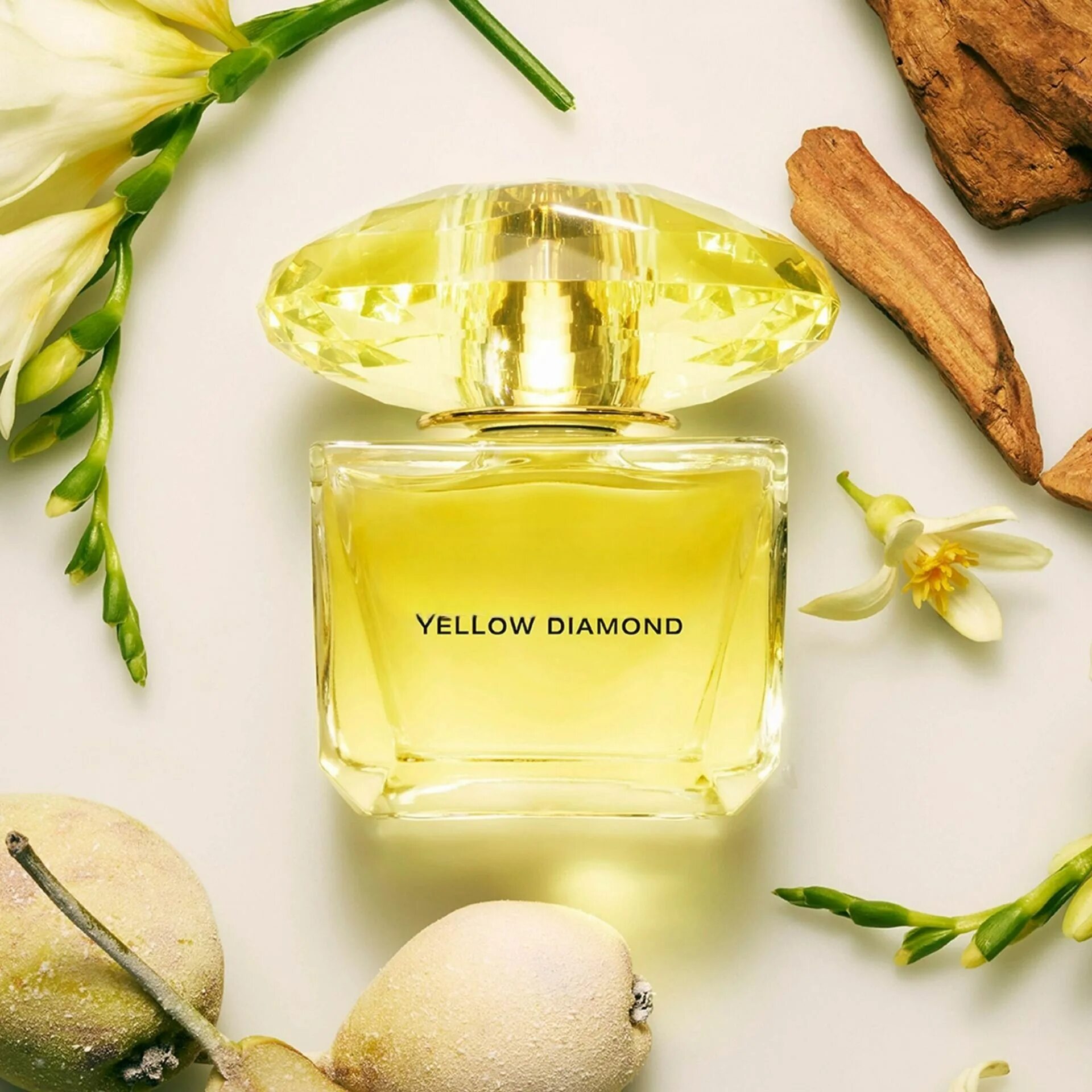 Духи versace yellow diamond. Версаче диамонд туалетная вода. духи версаче желтые. духи версачи кристал жёлтое. духи желтые женские.