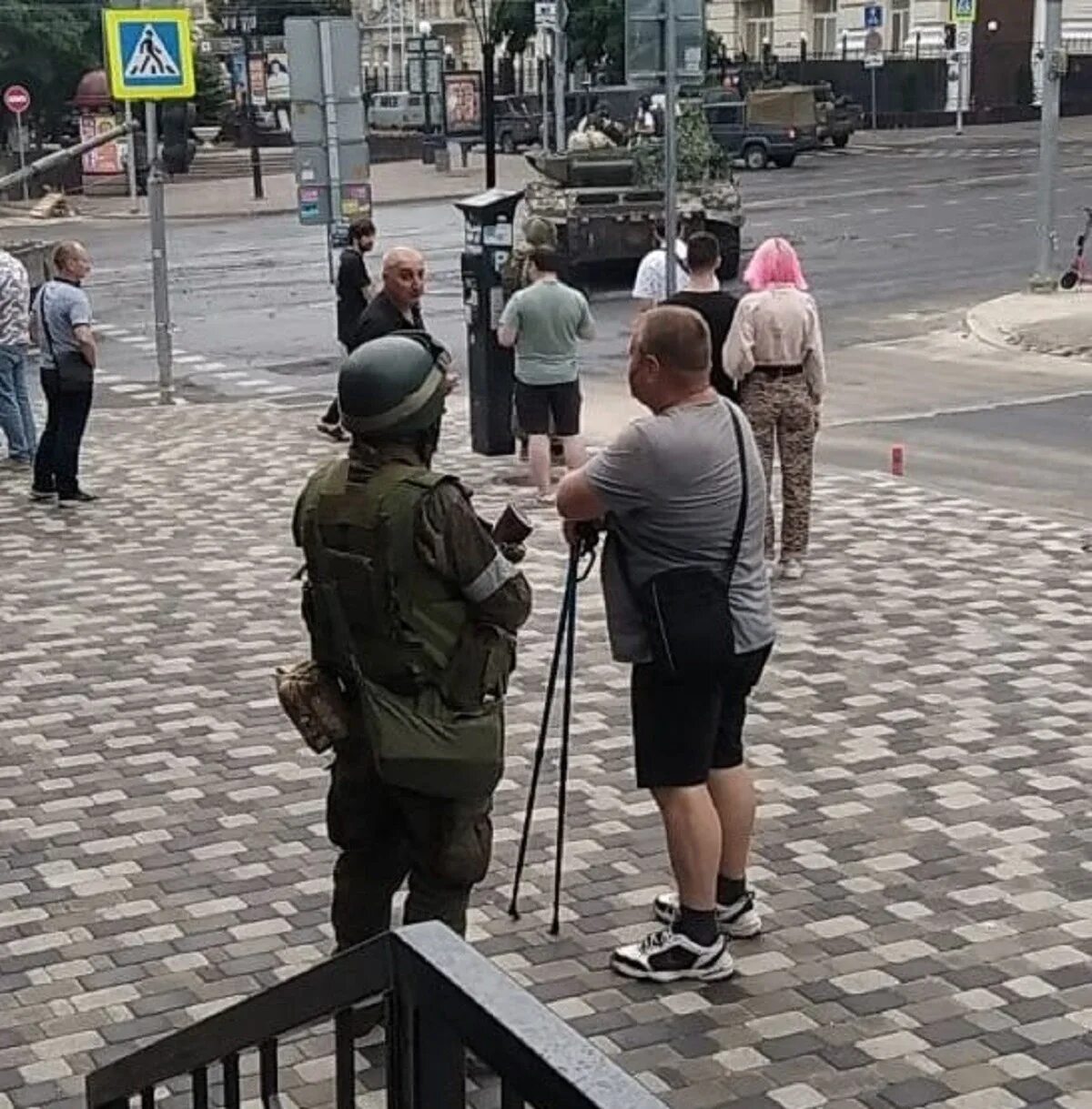 Военный город. Военные перекрыли дорогу. Танк в городе. Военные в Ростове на Дону.