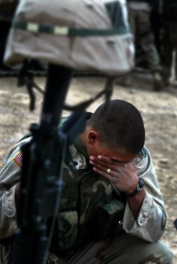 Уставшим от войны. Грустный солдат. Американский военный плачет.
