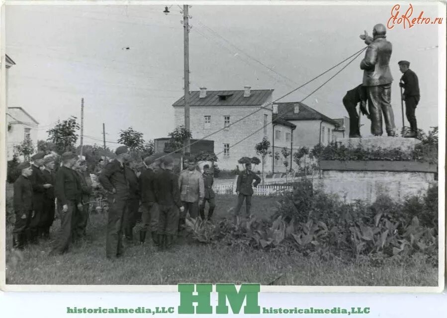 Борисов во время войны. Город Борисов 1941. Немцы сносят памятник Ленину. Фашисты разрушали памятники Сталину.