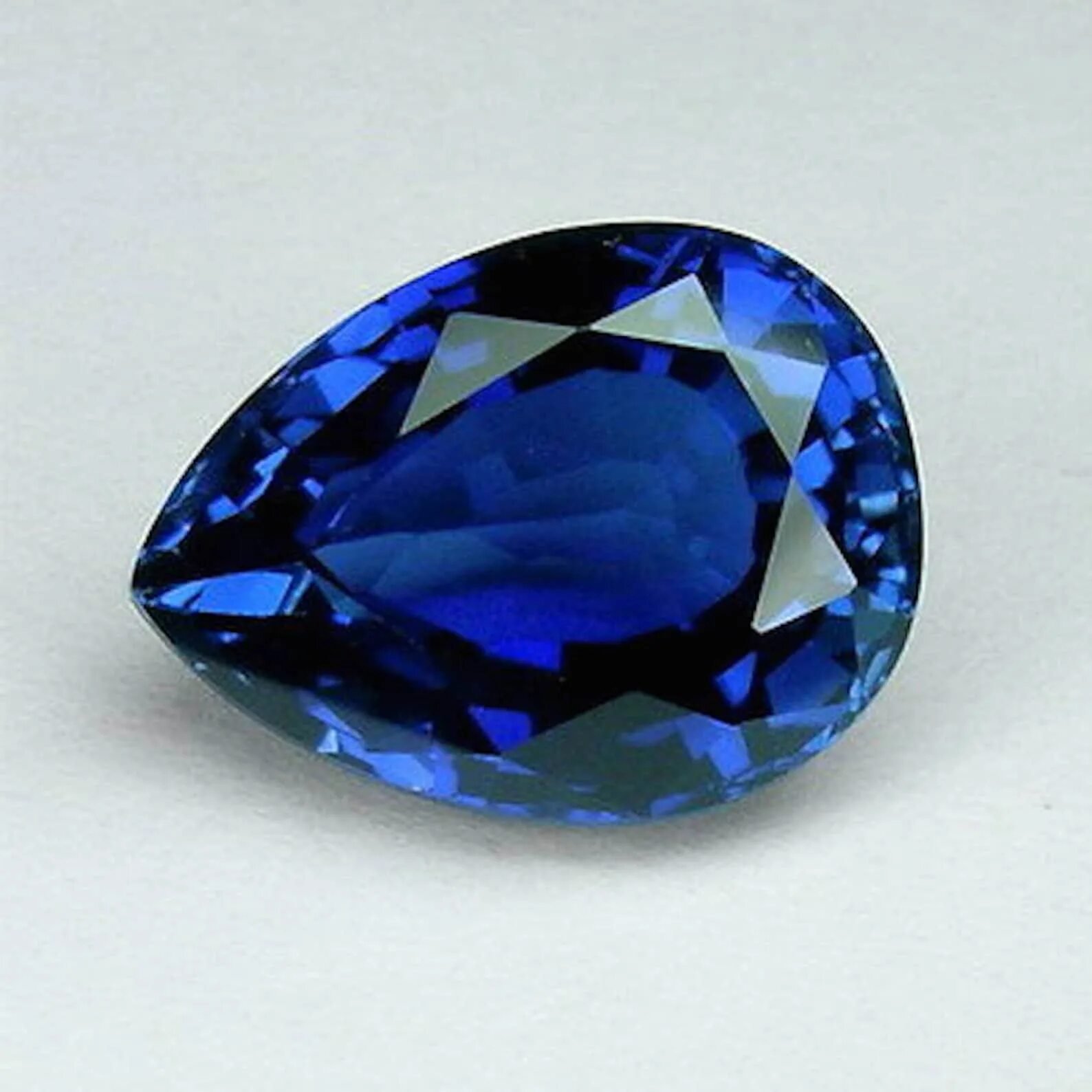Сапфир натуральный. Сапфир камень натуральный. синий камень сафир. diffusion sapphire. голубой сапфир.