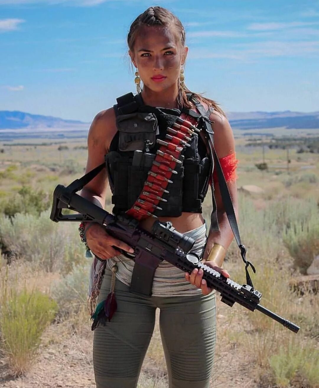 Парень с пулеметом на плече. Ав. Девушка с автоматом калашникова. Люди с автоматами хотят. Мальчик с оружием.