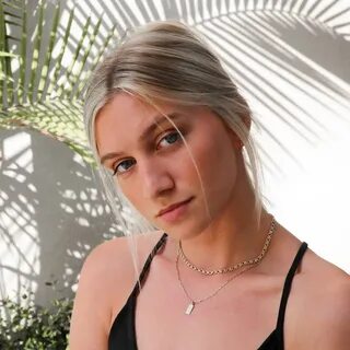 Anna x