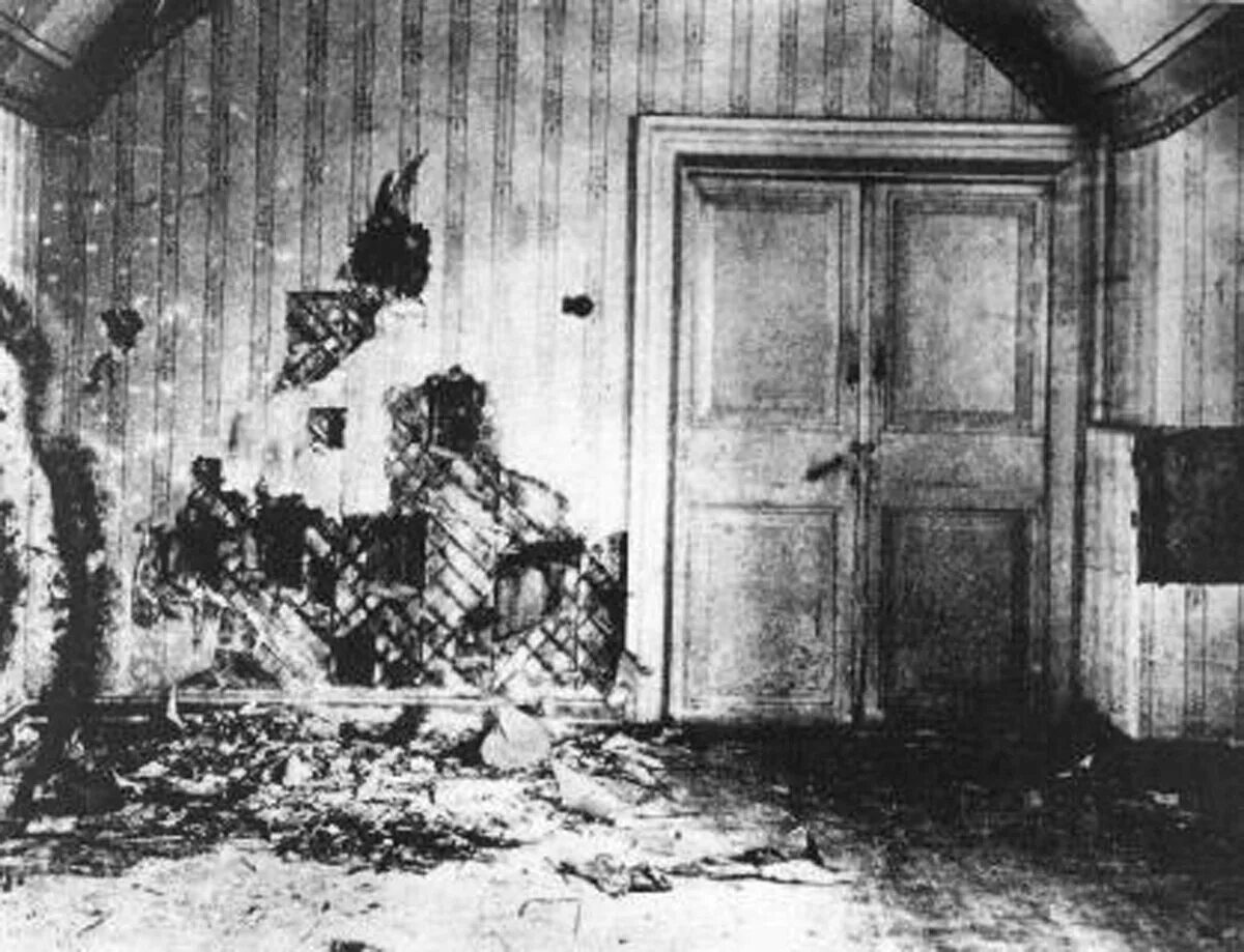 Николай 2 в доме ипатьева. Екатеринбург дом ипатьева музей. Где расстреляли романовых в екатеринбурге. Где расстреляли романовых в екатеринбурге. Николай ii александрович 1868 — 1918.