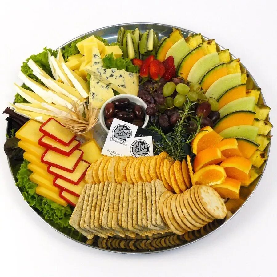 Сырная нарезка. Тарелка нарезан. Тарелка с овощами. Красивая сервировка нарезки. Сырная тарелка чеддер бри.