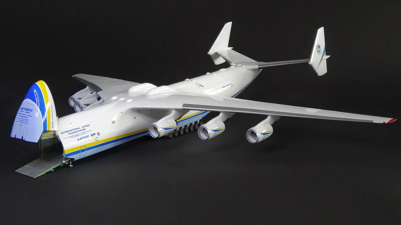 Модель самолеты видео. Revell an-225. АН-225 Мрия модель. Модель самолета АН 225 Мрия. Модель самолета Revell АН 225 Мрия.