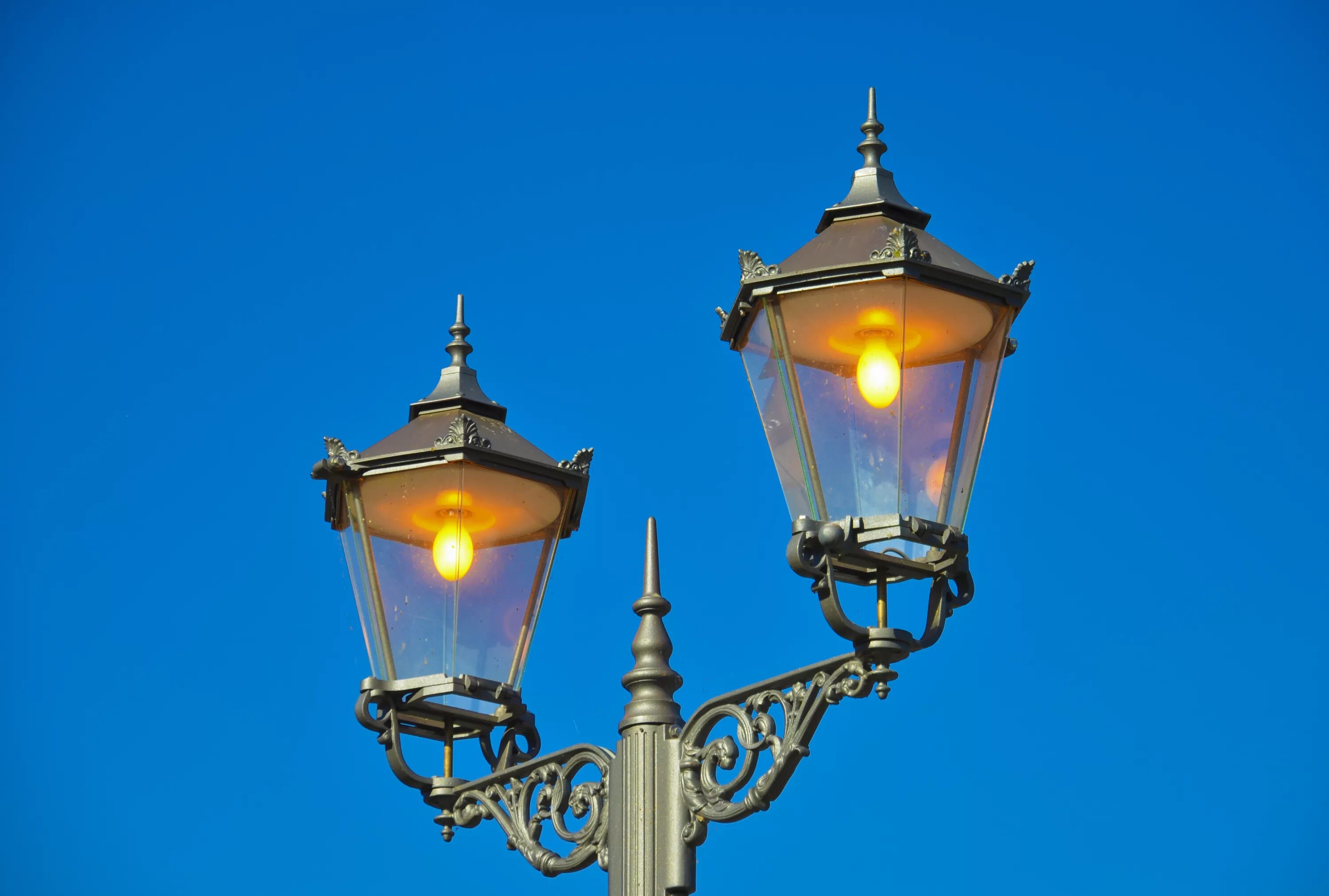 Уличный фонарь. Уличное освещение фонарь. Современные уличные фонари. Красивый уличный фонарь. Шагающая фонари