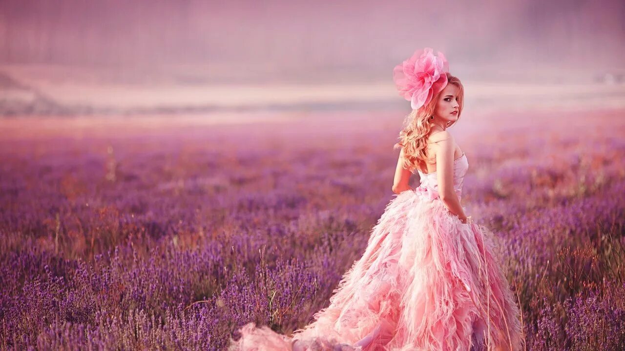 В розовом тоне на. Розовая комната для девушки. Комната для девушки. Детская комната для девочки интерьер. Розовая спальня для девочки.