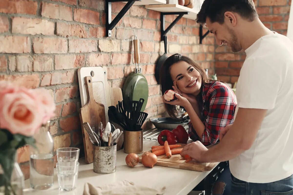 Муж на кухне. Фотосессия на кухне. Фотосъемка на кухне. Пара на кухне. Лавстори на кухне.