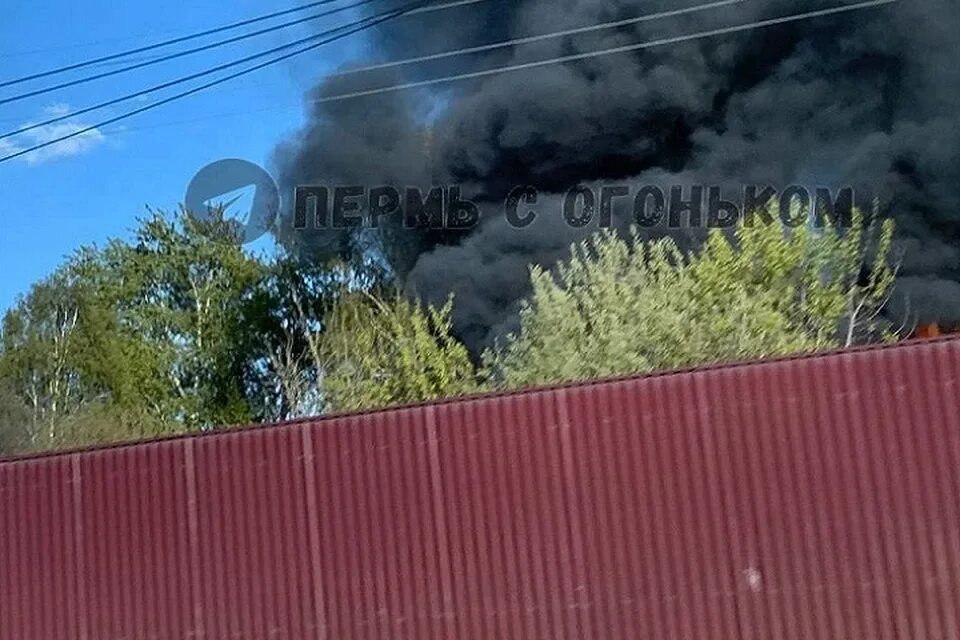 Что случится в мае 2023. Пожар в Перми. Фото пожара дома. В Перми в районе ПНОС произошел сильный взрыв.