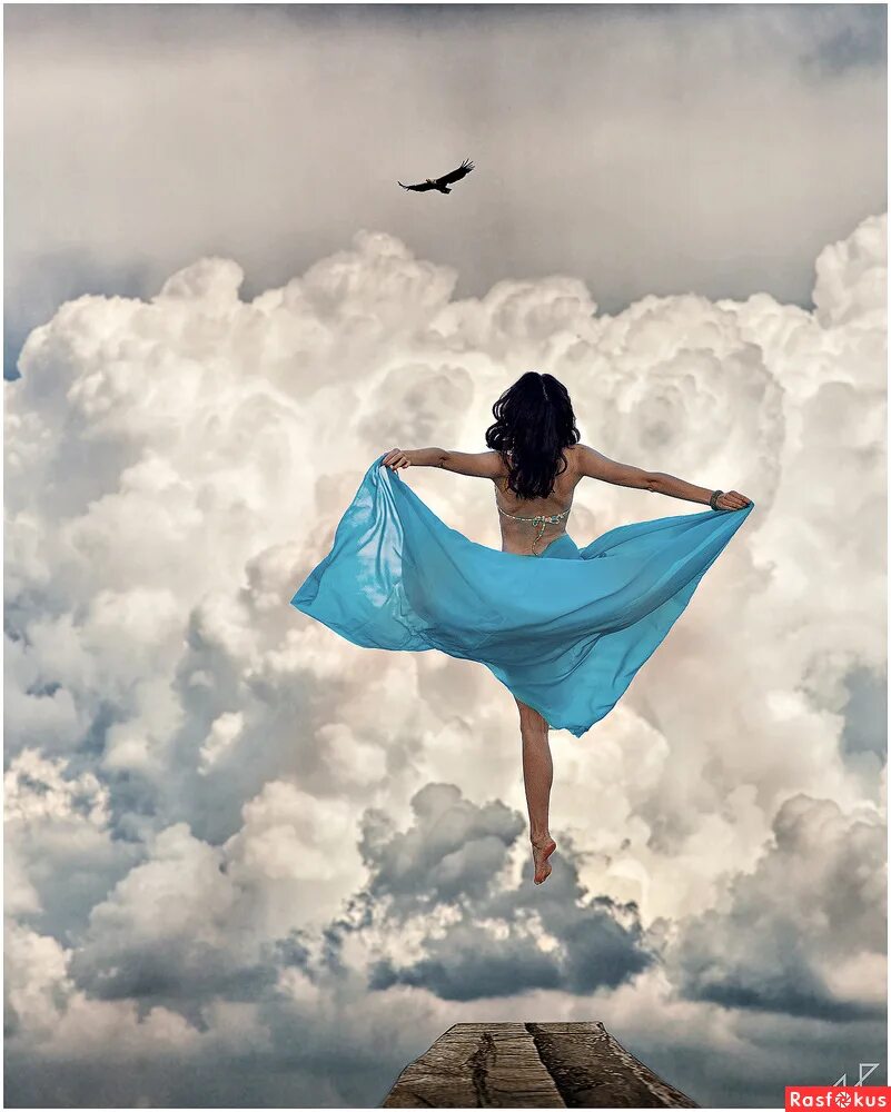 мужчина в полёте. летающий человек. люди в самолете. полет в воздухе. человек падает с неба.