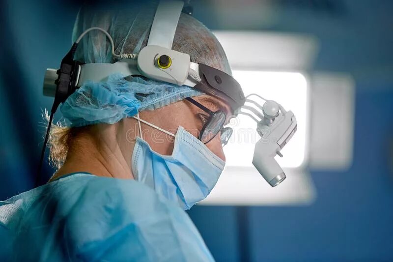 Хирург головы. Свет хирургический на голову. Операция по пересадке волос. Хирург головы. Академик белов рнцх.