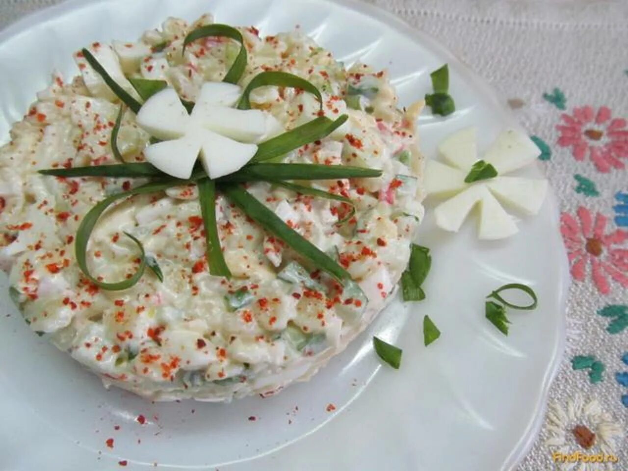 Рецепт крабовых палочек с огурцом. Украшения из крабовых палочек для салатов. салат крабовый. украшение крабового салата. салат из крабовых палочек с огурцом.