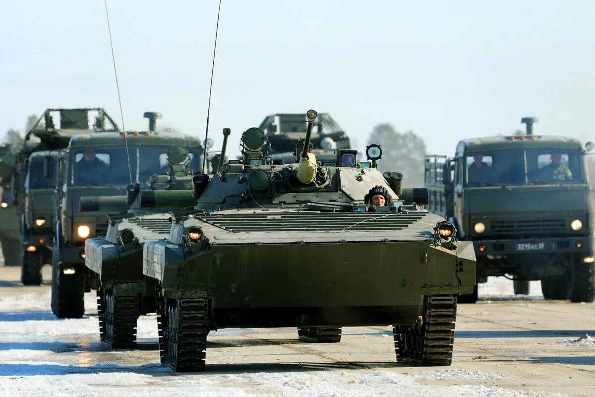 Колонна военной техники. Российские войска. Российская Военная техника. Российская Военная колонна.