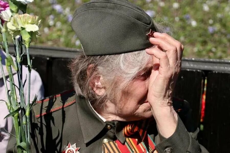 9 мая участники вов. День Победы ветераны. Плачущий ветеран. Ветераны плачут. Слезы ветеранов.