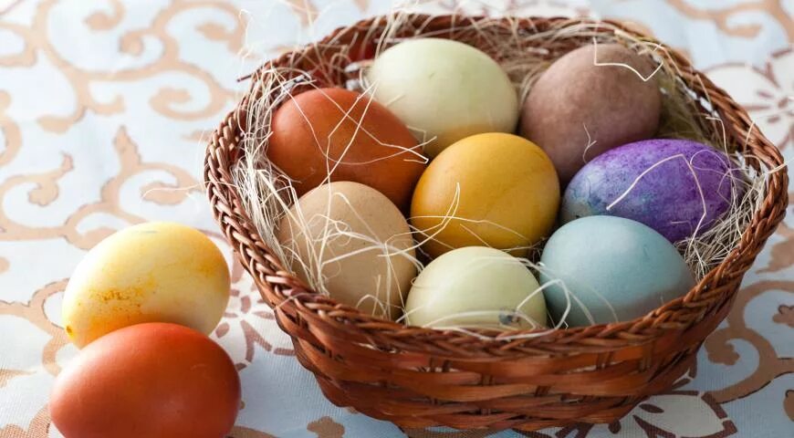Какими цветами красить яйца. Яйца крашенки. Крашенки яйца на Пасху. Крашеные яйца крашенки. Пасхальные яйца красить натуральными красителями.