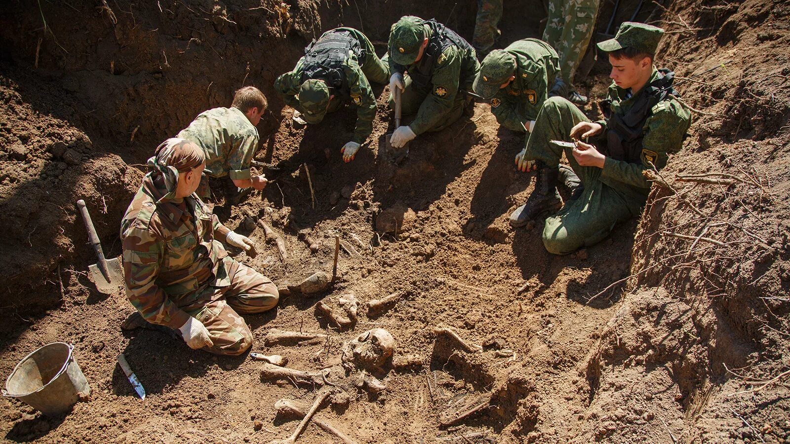 Былых боев. Поисковики солдат Великой Отечественной войны. Поисковые отряды раскопки.