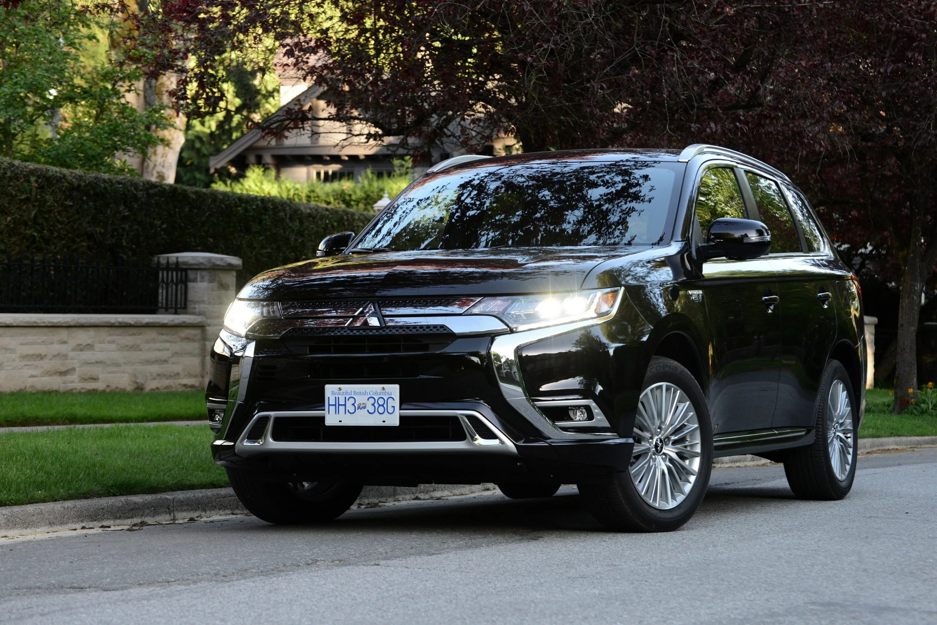 Митсубиси Аутлендер 2019. Митсубиси Outlander 2019. Mitsubishi Outlander PHEV. Мицубиси Аутлендер PHEV. Купить митсубиси аутлендер 2019