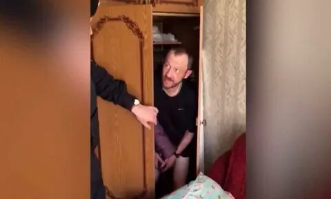 Гена спрятался за старой баней