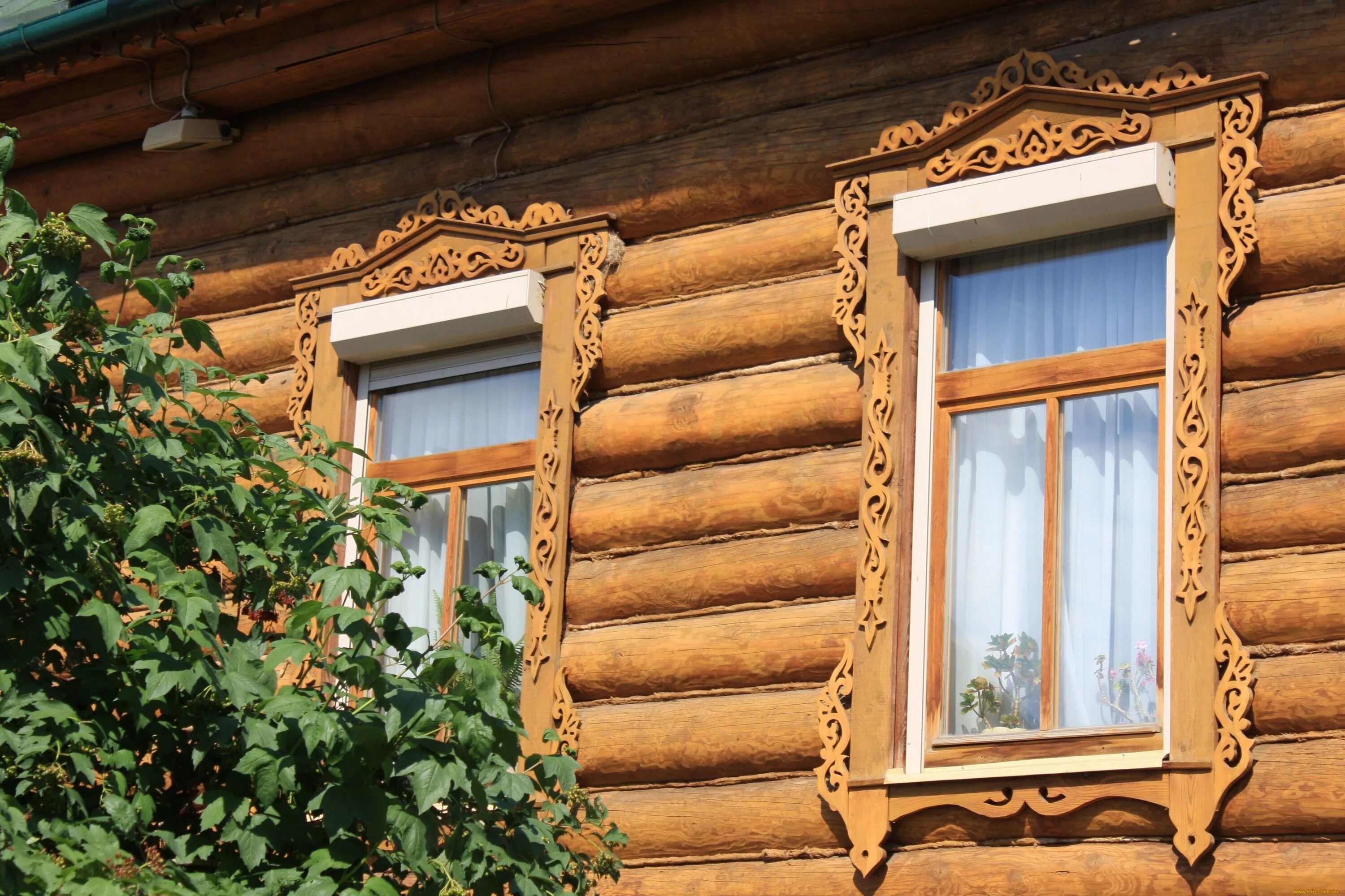 Купить окна в деревянный дом. Наличники. Наличники на окна. Наличники в деревянном доме. Наличники на окна в деревянном доме.