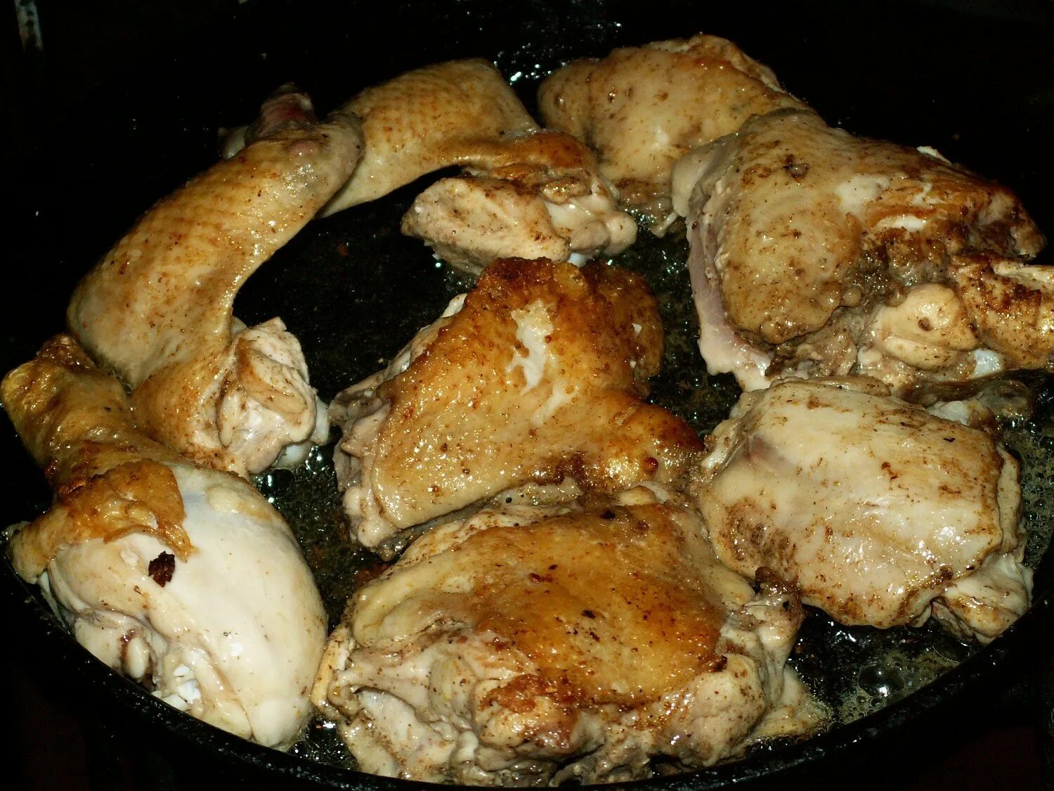Курица на сковородке. Курица с корочкой на сковороде. Жареная курица на сковороде. Жареная Курочка на сковороде.