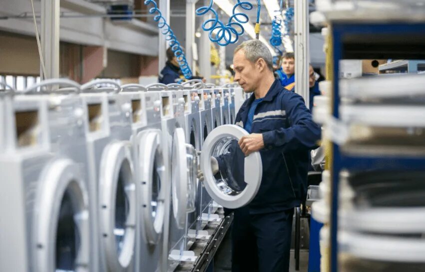 Отрасль производства бытовой техники. Сборка бытовой техники. Сборщик бытовой техники. Производство стиральных машин. Производство бытовой техники.
