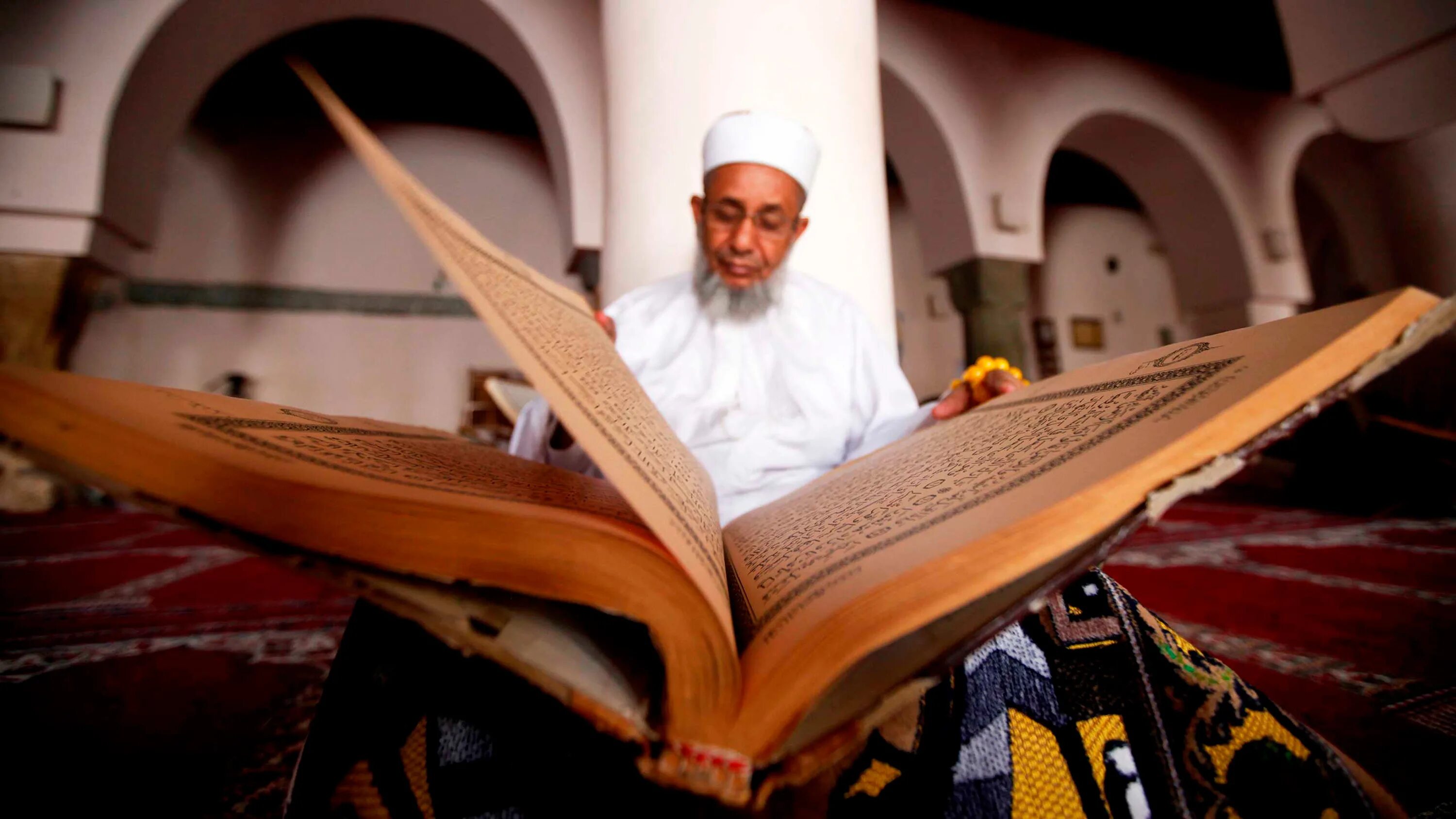 Коран Халифа Османа. Чтение Корана Хафиз Мухаммад. Мусульманин с Кораном. Чтение Корана в мечети.