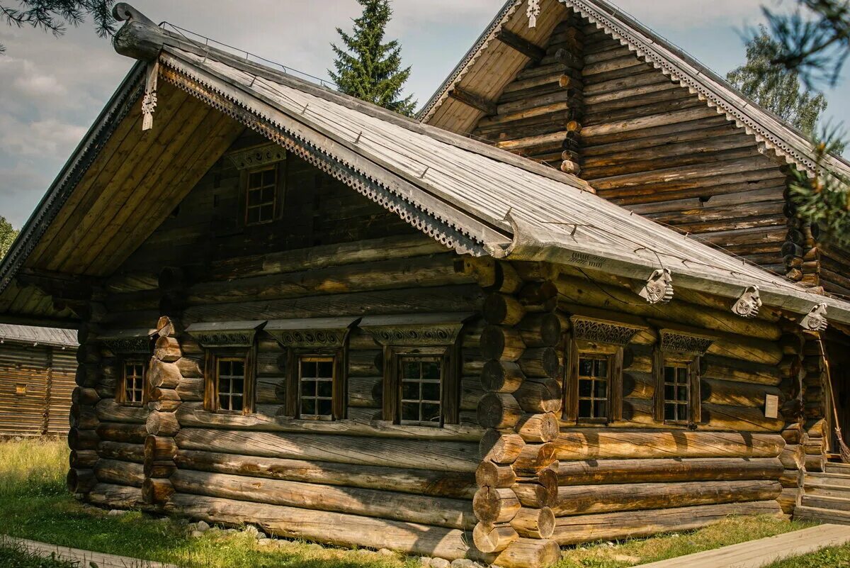 Изба начаться. Новгородский пятистенок. Русская изба пятистенок. Дом зажиточного крестьянина XII века на Руси. Пятистенки Архангельская область.