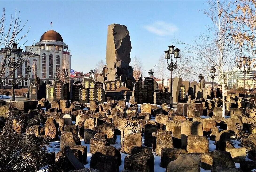 Город назвали грозным. Мемориал памяти в Грозном. Мемориал памяти погибших в борьбе с терроризмом в Грозном. Мемориал около мэрии Грозного. Мемориал памяти погибшим борцам с терроризмом.