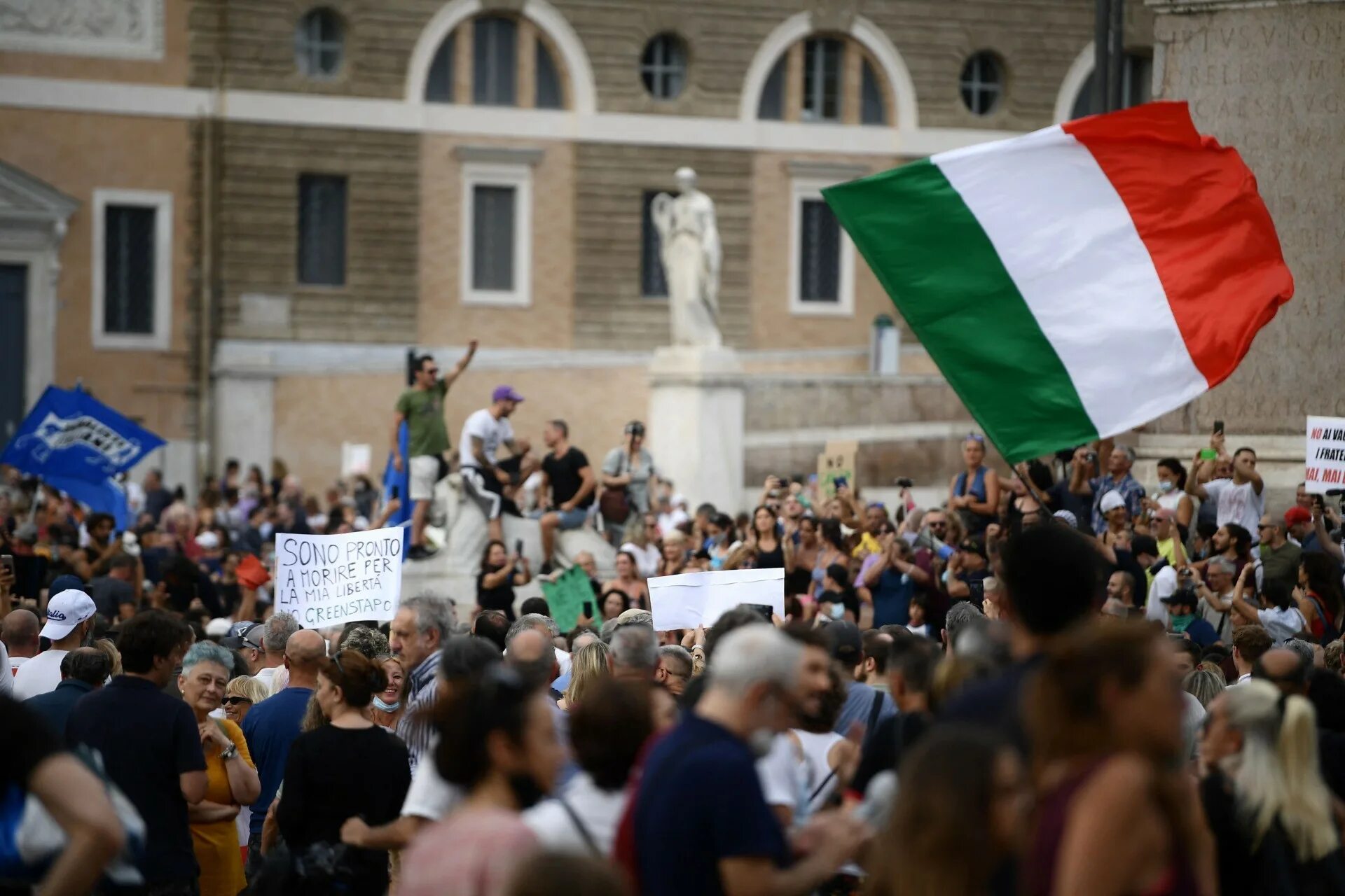 Почему бастует европа. Протесты в Италии 2022. Митинги в Италии. Италия люди. Протесты в Италии сейчас.