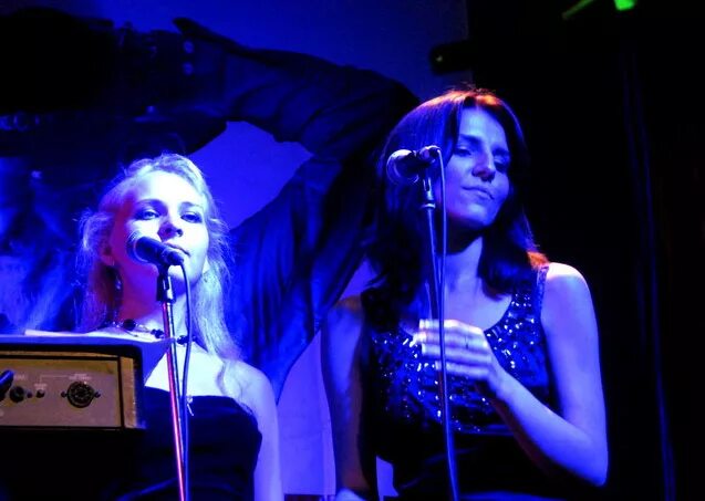 эстрадный ансамбль мультикейс. детский вокальный коллектив на сцене. женский вокальный ансамбль. бэк вокал юрия антонова. костюмы для детских вокальных коллективов.