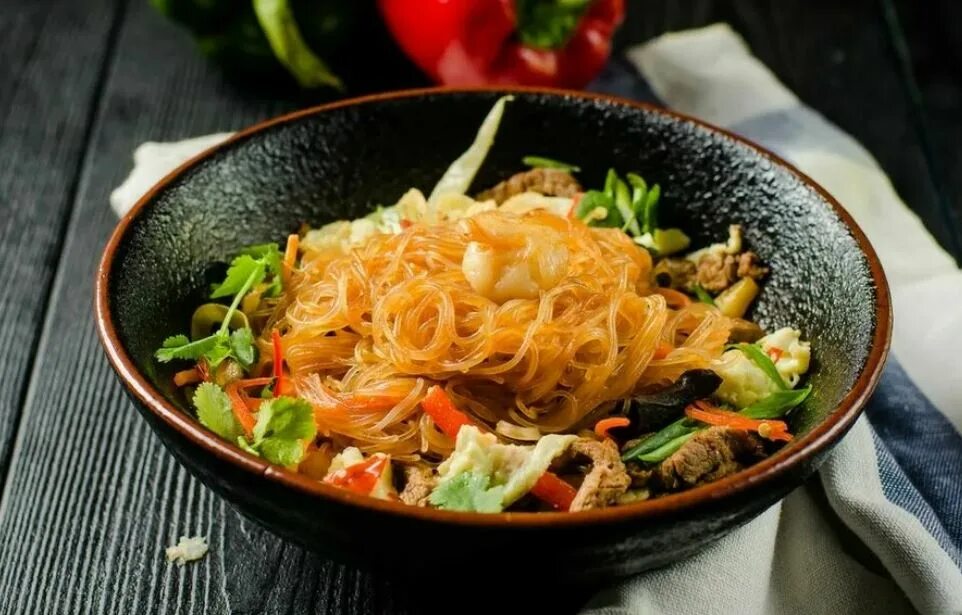 Рисовая лапша с говядиной. Тайская лапша пад-Тай. Пад Тай Таиланд. Pad Thai рисовая лапша. Тайское блюдо пад Тай.