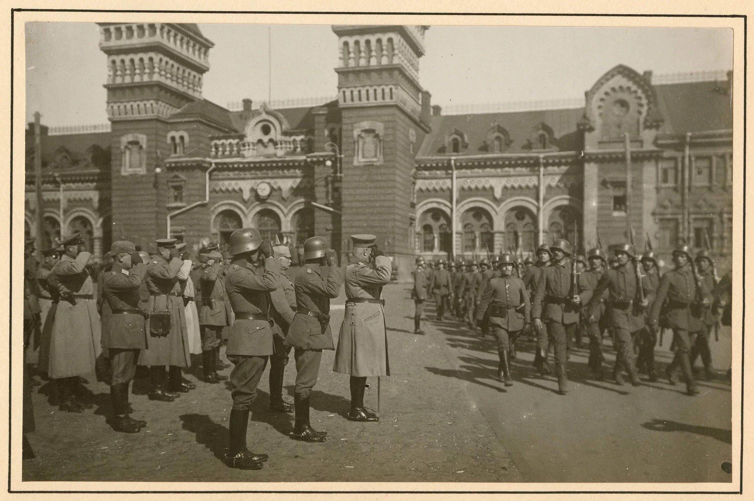 Первый захват киева. Германская оккупация Украины 1918. Германские войска на Украине 1918. Немцы в Киеве 1918 год. Екатеринослав вокзал 1918 год.