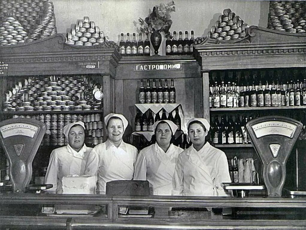 Центр 1961 года. 1970-е пермь центральный гастроном. центральный гастроном 1984 год свердловск. гастроном центральный волгоград ссср. гастроном магазин в ссср в 1950.