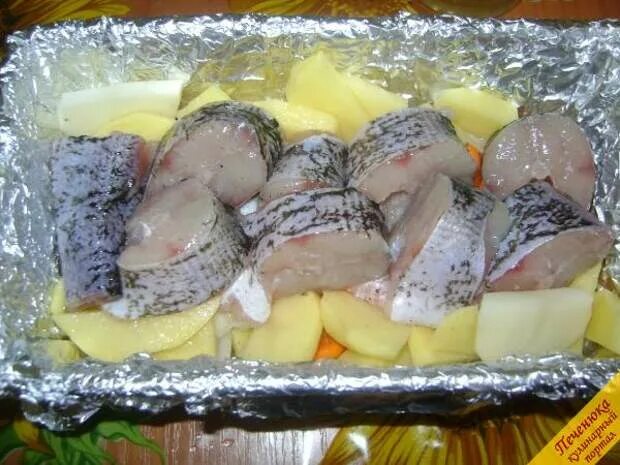 Как вкусно приготовить щуку в духовке кусочками. Щука в духовке в фольге с картофелем. щука запеченная в фольге. щука в духовке в фольге кусочками. щука в фольге в духовке с картошкой.
