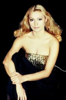 Қыздар жігітті жұлқылайды