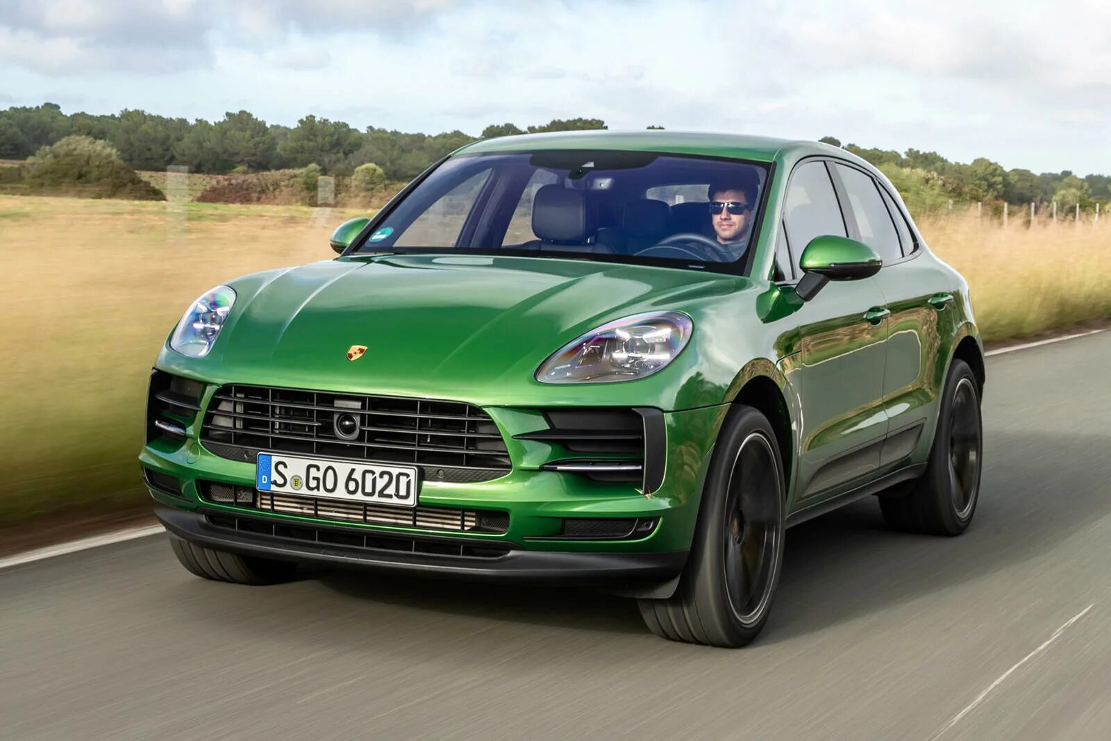 Porsche Macan 2019. Porsche Macan зеленый. Электро порш 2020 Macan. Новый Порше Макан 2022 цвет.