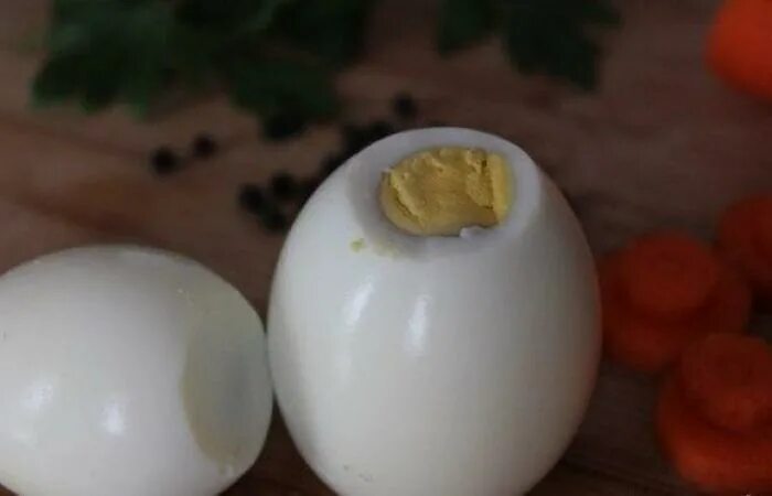 Яйца снизу. Снеговик из вареных яиц. Снеговик с яйцами. Как делать снеговика из яиц.