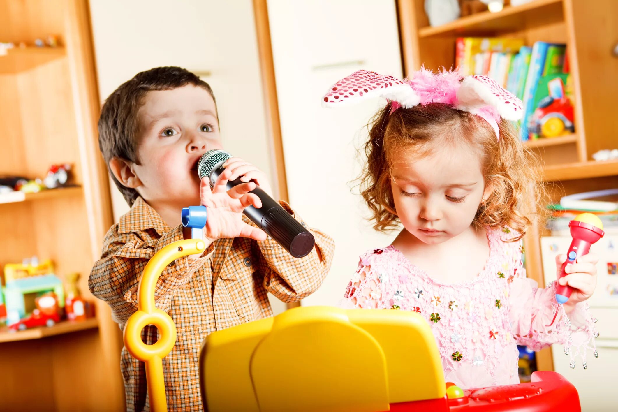 Family sing. Дети поют. Дети в детском саду прют. Ребенок с микрофоном. Дошкольники поют.